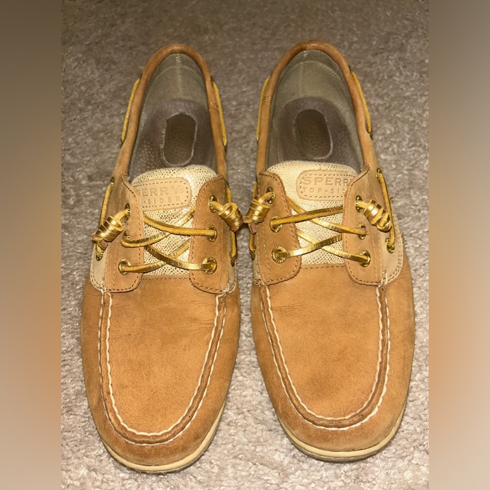 Lightly used-good condition Women’s size 10M
Brand: Sperry (songfish boatshoe)